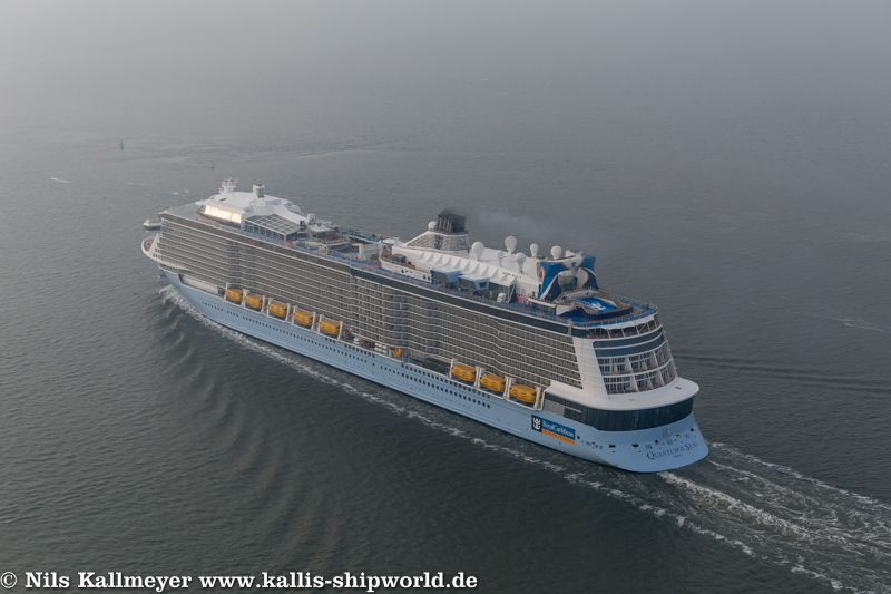 Quantum of the Seas einlaufend Bremerhaven.