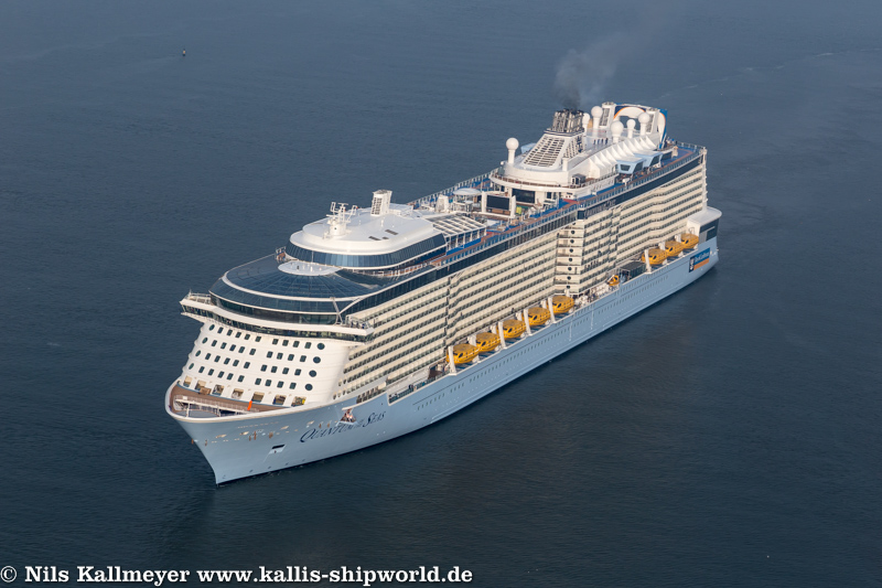 Quantum of the Seas einlaufend Bremerhaven.