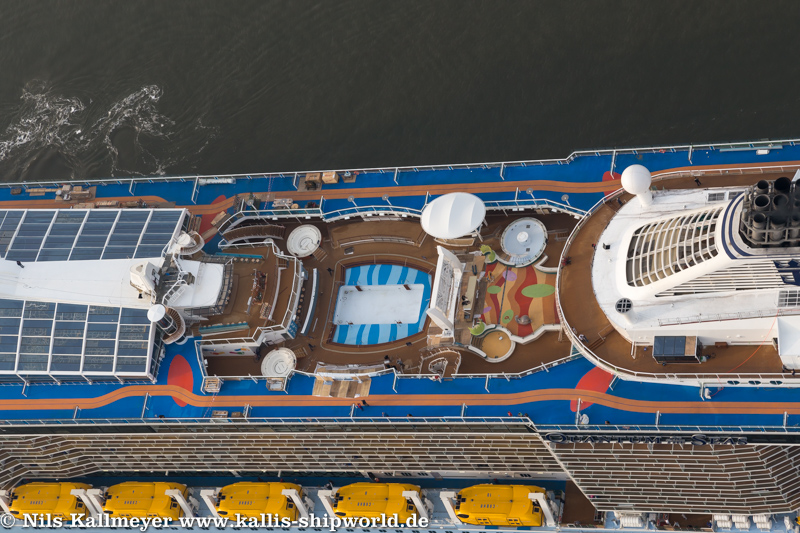 Quantum of the Seas einlaufend Bremerhaven.