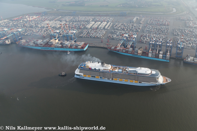 Quantum of the Seas einlaufend Bremerhaven.