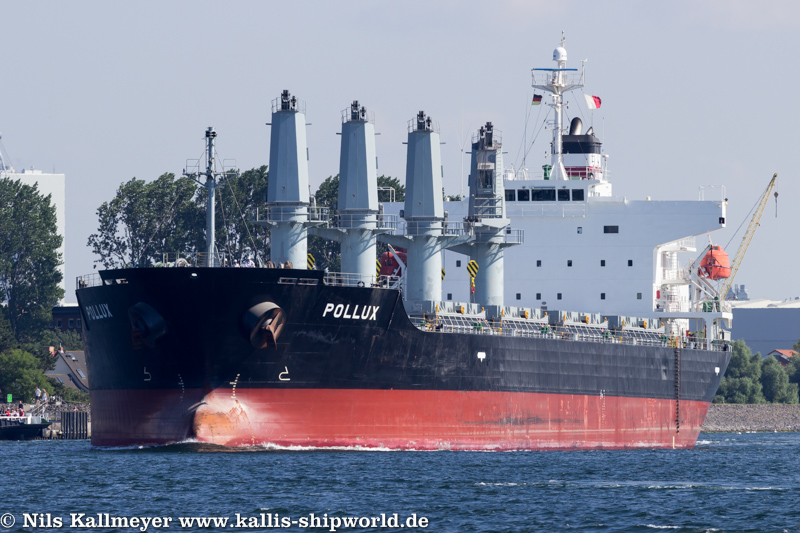 Der Bulker Pollux am 23.07.2014 auslaufend Rostock Warnemünde.