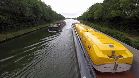 Transport der AIDAcosma Rettungsboote